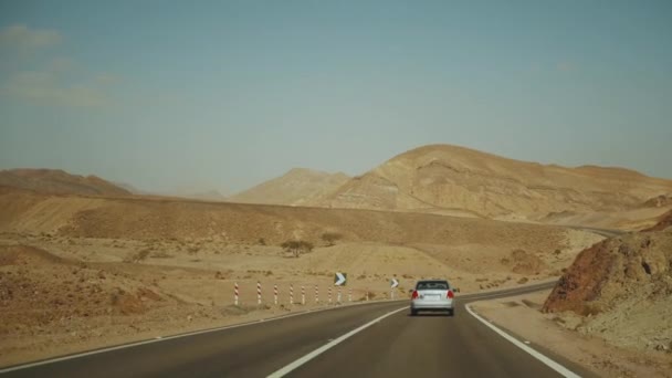 Viaje por carretera en el desierto. Aventura Viajar en un camino desierto en Egipto, full hd — Vídeos de Stock