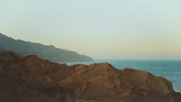 Increíble puesta de sol en Egipto montañas del Sinaí y el mar azul en el horizonte, picos de las montañas, hd completo — Vídeos de Stock