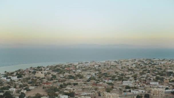 Increíble puesta de sol en Egipto montañas del Sinaí y el mar azul en el horizonte, hermosa vista al pequeño pueblo desde la cima de las montañas, picos de las montañas, hd completo — Vídeos de Stock