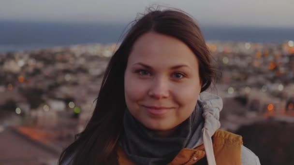 Primer plano retrato de mujer bonita sonriendo al atardecer mar y pequeño pueblo árabe fondo, Egipto, completo hd — Vídeo de stock