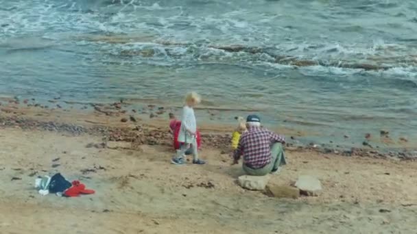 Dziadek z wnukami bawiący się na plaży nad morzem, Egipt, full hd — Wideo stockowe