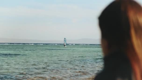Close-up mulher beber chá e assistir a um homem montar um windsurf, mulher olhar para o horizonte bela vista mar e céu azul, hd completo — Vídeo de Stock