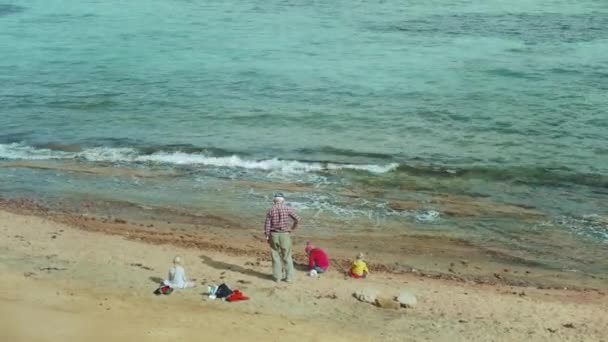 Grandfather with grandchildren playing on the beach by the sea, Egypt, full hd — Stock Video