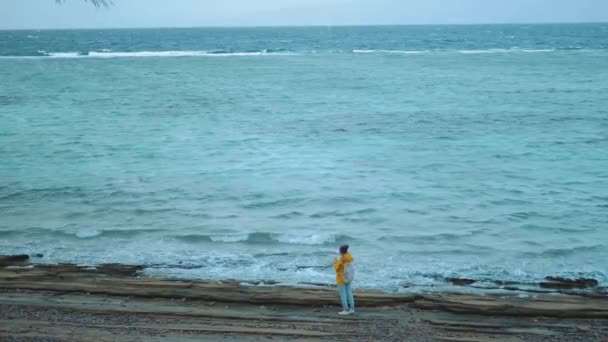 Jolie femme photographie des hommes qui chevauchent un cerf-volant surfer sur la mer, les vagues se brisent sur le rivage, temps froid, Egypte Sinaï, full hd — Video