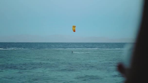 Gros plan de la femme boire du vin et regarder comment les gens Kite surf dans la soirée à la mer rouge Egypte. Point de vue depuis la fenêtre, full hd — Video