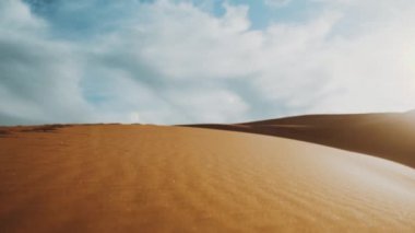 Rüzgar çölde kum fırtınası, gün batımında Sahra çölünde kum tepeleri, kameraya çekilen güneş tavşanları, Fas 'ın güzel çöl manzaraları, 4k