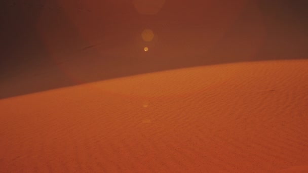 Close-up of sand dunes in the Sahara desert at sunset, sun bunnies into camera, Morocco beautiful desert landscapes, 4k — Stock Video