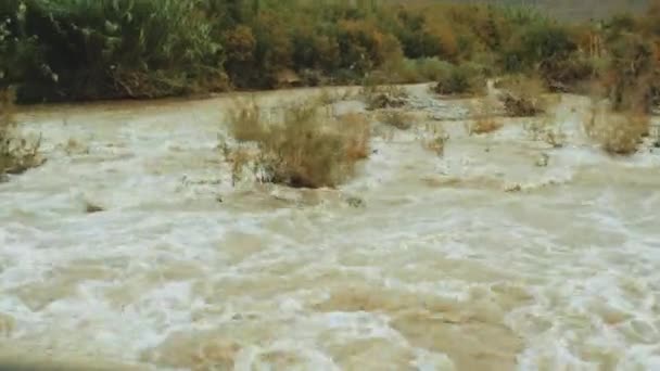 Rivière de montagne avec eau boueuse au Maroc, vue de la fenêtre de la voiture, prise de vue en mouvement, 4k