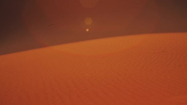 Nahaufnahme von Sanddünen in der Sahara bei Sonnenuntergang, Sonnenhasen in die Kamera, Marokko wunderschöne Wüstenlandschaften, 4k — Stockvideo