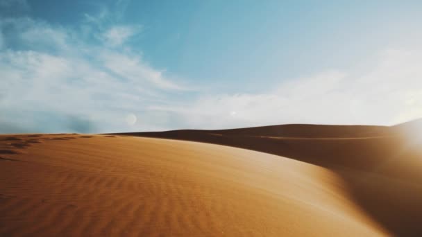 Vento sopra areia no deserto, dunas de areia no deserto do Saara ao pôr do sol, coelhos do sol na câmera, Marrocos belas paisagens do deserto, 4k — Vídeo de Stock