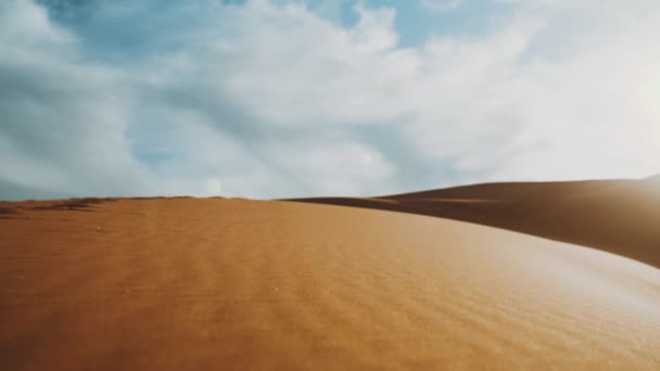 Wind bläst Sand in die Wüste, Sanddünen in der Sahara bei Sonnenuntergang, Sonnenhasen in die Kamera, Marokko wunderschöne Wüstenlandschaften, 4k — Stockvideo