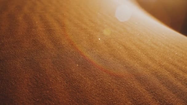 Primo piano di sabbia nel deserto di dune di sabbia nel deserto del Sahara al tramonto, coniglietti solari in macchina fotografica, 4k — Video Stock