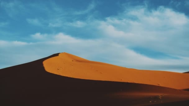 Areia dourada e céu nublado no deserto do Saara. Pôr do sol. Bela paisagem do deserto. Deserto do Saara. Dunas de areia Deserto árabe. Dunas de areia padrão de onda. Natureza fundo, Marrocos, 4k — Vídeo de Stock