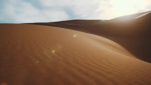 Dunas de areia no deserto do Saara ao pôr-do-sol, coelhos de sol na câmera, Marrocos belas paisagens do deserto, 4k — Vídeo de Stock