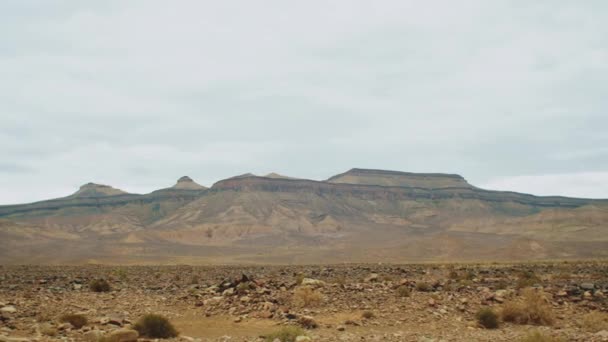 Hermoso paisaje rocoso panorámico, Piedras y rocas en un cañón de color en Marruecos, cielo nublado, 4k — Vídeos de Stock