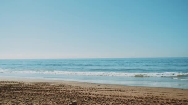 Våt strand sand torkning efter vågor, utsikt över vackra sömlösa aldrig sinande bilder av havsvågor som bryter på sandkusten, djupt blått hav vatten och skummande vågor i Marocko, 4k — Stockvideo