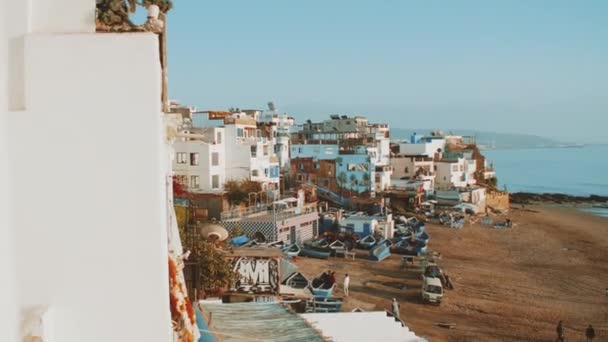 Close-up da aldeia Taghazout, Surfe bonito Taghazout aldeia Marrocos, pequenas gaivotas de praia aconchegante voar sobre, Oceano Atlântico, 4k — Vídeo de Stock