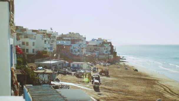 Taghazout byn, Vacker surfing Taghazout byn Marocko, små mysiga strandmåsar flyga över, Atlanten, 4k — Stockvideo