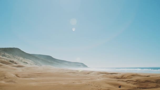 Amazing Sand Dunes by Beautiful Blue Ocean, Dahkla, Marrocos, coelhos do sol na câmera, 4k — Vídeo de Stock