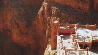 Kayalık dağlardaki geleneksel Fas restoranının çatı manzarası Atlas Dağları 'ndaki Ouarzazate yakınlarındaki Fas restoranı.
