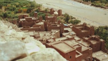 Eski harabe, ünlü Ait Benhaddou Kasbah, eski kasaba manzarası, Fas 'ın güzel turistik yerleri,