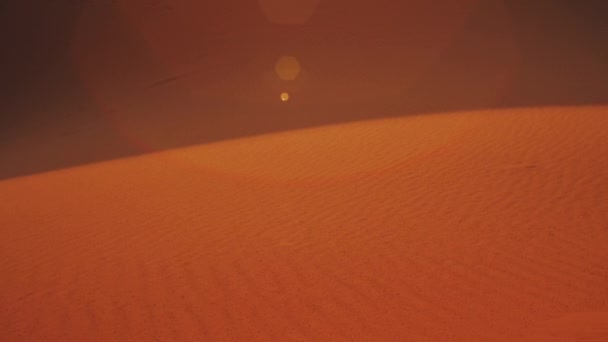 해질 무렵 사하라사막의 모래 언덕을 클로즈업하고, 카메라로 태양을 가리고, 모로코의 아름다운 사막 풍경을 감상하며, — 비디오