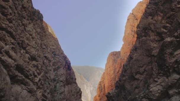 Panorama Todgha Vadisi, Fas 'taki Yüksek Atlas Dağları' nda bir kanyon. — Stok video