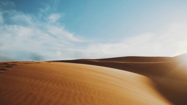 Der Wind bläst Sand in die Wüste, Sanddünen in der Sahara bei Sonnenuntergang, Sonnenhasen in die Kamera, Marokko wunderschöne Wüstenlandschaften, — Stockvideo