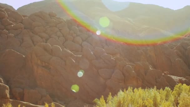 Finger of monkeys rock, luoghi popolari del Marocco, macchie solari nella fotocamera, luogo turistico, colore arcobaleno, hd completo — Video Stock