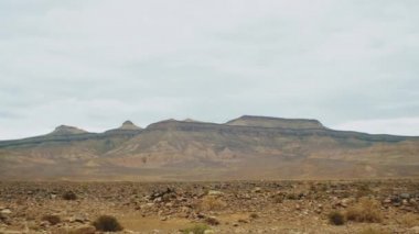 Güzel panoramik kaya manzarası, Fas 'ta renkli bir kanyonda taşlar ve kayalar, bulutlu gökyüzü, tam kapasite.