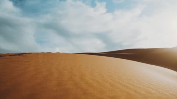 Vântul suflă nisip în deșert, dune de nisip în deșertul Sahara la apusul soarelui, iepurași de soare în cameră, peisaje frumoase din deșert din Maroc, full hd — Videoclip de stoc