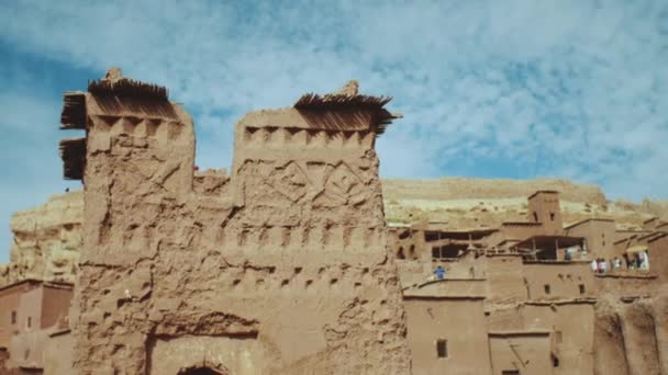 著名的Ait Benhaddou Kasbah，古城，摩洛哥美丽的旅游胜地，到处都是 — 图库视频影像