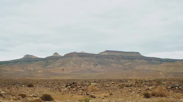 Hermoso paisaje rocoso panorámico, Piedras y rocas en un cañón de color en Marruecos, cielo nublado, full hd — Vídeos de Stock