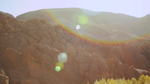 Dedo de monos rock, lugares populares de Marruecos, manchas de sol en la cámara, lugar turístico, hd completo — Vídeo de stock