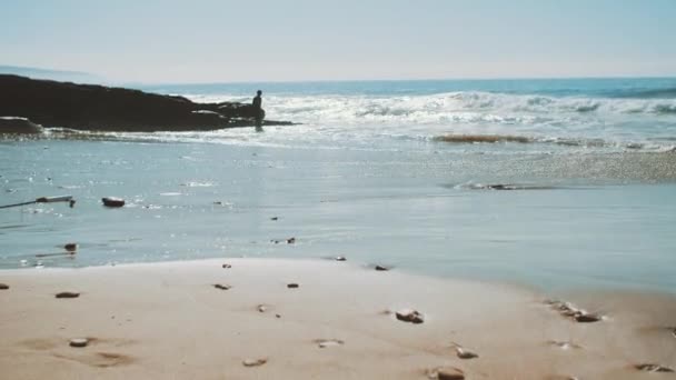 Primo piano di spiaggia sabbia asciugatura dopo le onde, vista di belle riprese senza soluzione di continuità senza fine di onde marine che si rompono sulla costa sabbiosa, acque profonde blu oceano e onde schiumose del Marocco, 4k — Video Stock