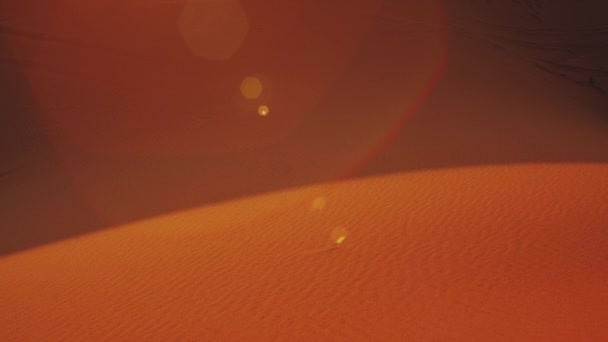 Gros plan sur les dunes de sable dans le désert du Sahara au coucher du soleil, lapins soleil dans la caméra, Maroc beaux paysages désertiques, pleine HD — Video