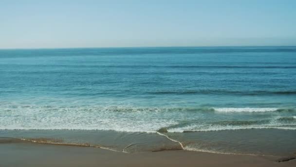 Praia molhada areia secagem após ondas, vista de belas sem costura sem fim filmagem de ondas do mar quebrando na costa arenosa, águas profundas do oceano azul e ondas espumosas de Marrocos, hd completo — Vídeo de Stock