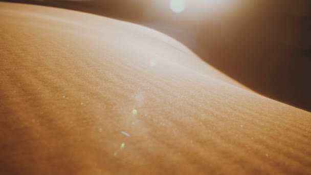 Primo piano di dune di sabbia nel deserto del Sahara al tramonto, coniglietti solari in macchina fotografica, Marocco bei paesaggi desertici, hd completo — Video Stock