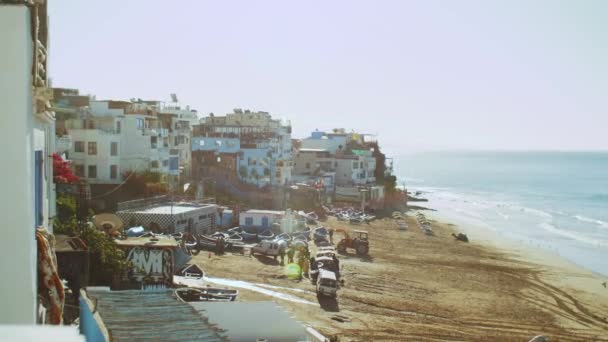 Taghazout χωριό, όμορφο surf Taghazout χωριό Μαρόκο, μικρό ζεστό γλάροι παραλία πετούν πάνω, Ατλαντικός Ωκεανός, πλήρη hd — Αρχείο Βίντεο