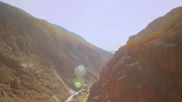 Een canyon in de Hoge Atlas gebergte in Marokko met zon konijnen in de camera, Panorama Todgha kloof, full hd — Stockvideo