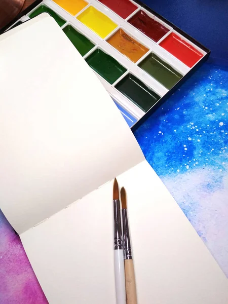 Makett Jegyzetfüzet Papír Akvarell Festék Paletta Ecset Hely Fénykép — Stock Fotó