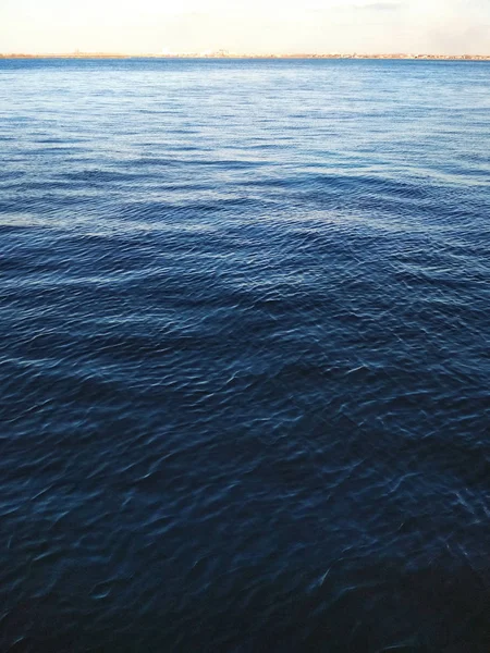 ヴォルガ川青い水空夏自然写真 — ストック写真