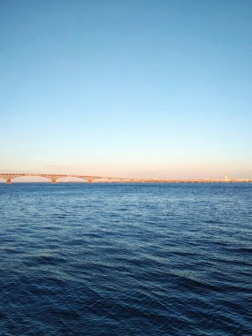 Saratov köprü Volga nehir mavi su gökyüzü yaz doğa fotoğraf.