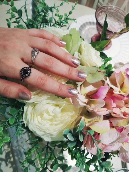 Mulher mão prata metálica manicure gel unha polonês swatch beleza moda flor foto romântica — Fotografia de Stock