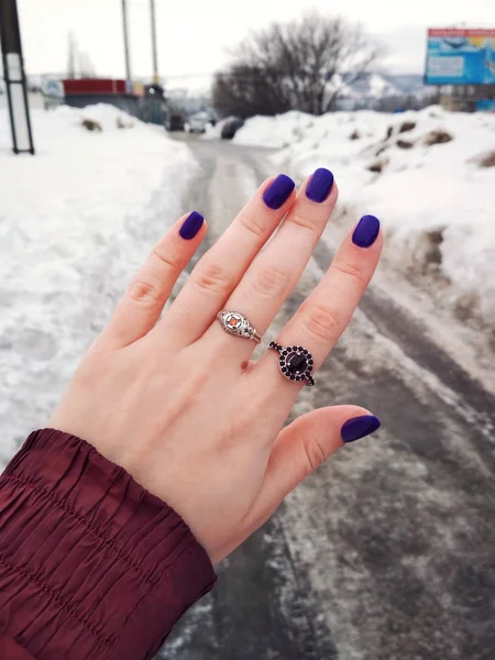 Frau Hand violett lila Maniküre Gel Nagellack Swatch Schönheit Mode Winter Schnee Natur Foto — Stockfoto