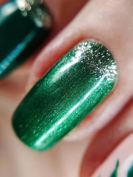 Mujer mano dedo verde plata brillo brillo manicura gel esmalte de uñas muestra diseño belleza moda macro foto — Foto de Stock