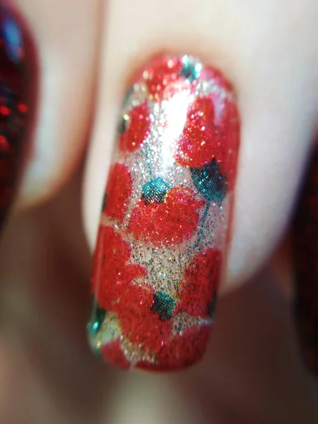 Mulher mão dedo floral flor dourada vermelho verde manicure gel unha polonês swatch design beleza moda macro foto — Fotografia de Stock
