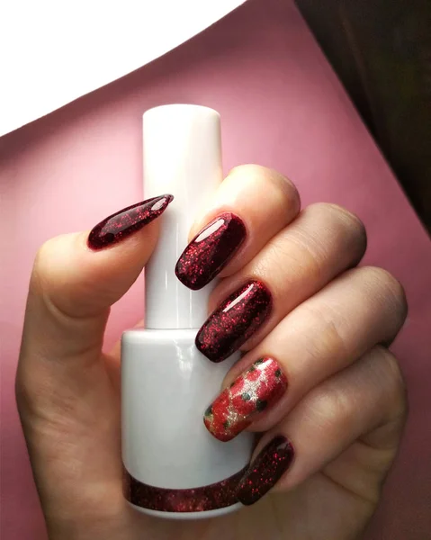 Mujer dedo de la mano negro y rojo flor manicura gel esmalte de uñas muestra diseño blanco botella belleza moda foto — Foto de Stock