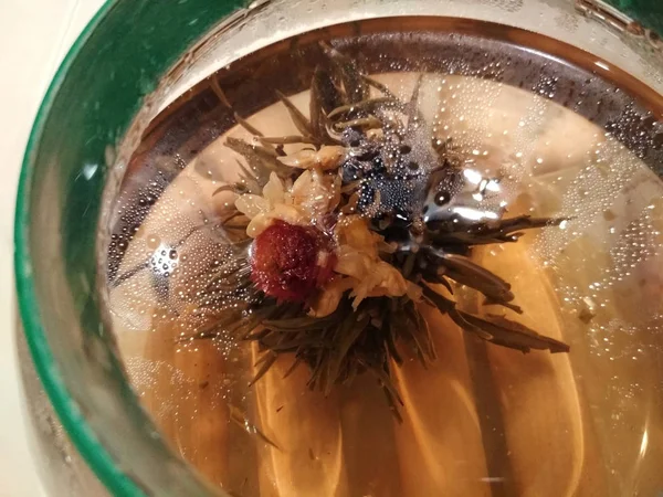 Virágzás virágzó zöld kínai gyógynövény tea makró fotó — Stock Fotó