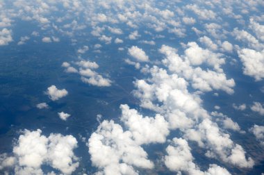 Manzara uçaktan aşağıya bakar gökyüzüne ve bulutlara bakar.